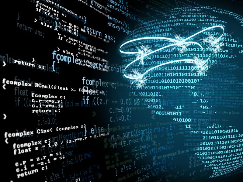 Systemintegrator bei der Konfiguration von Sicherheitstechnik