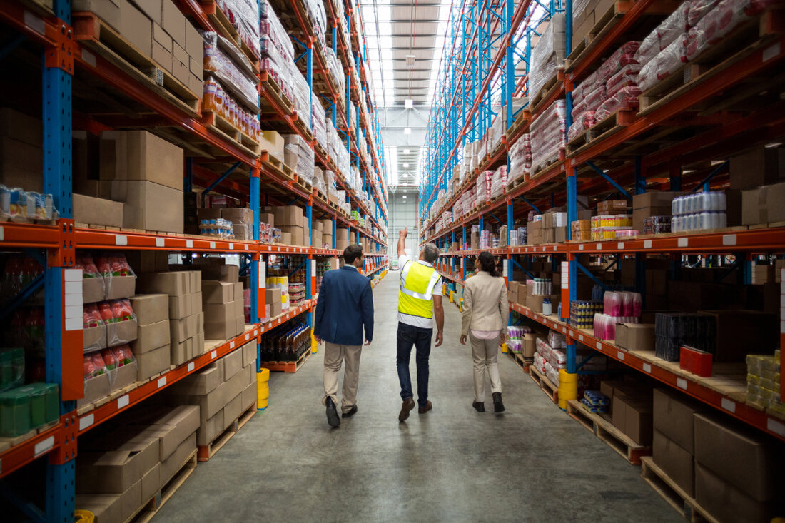 Logistikstandort mit Laderampen und Überwachung